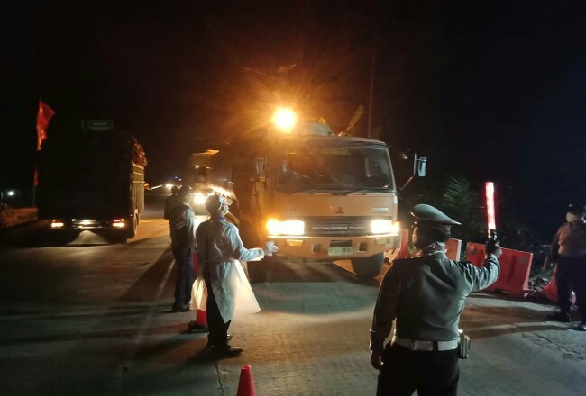 Petugas gabungan menjaga pintu masuk di Kecamatan Bukit Kapur Kota Dumai, petugas memeriksa suhu tubuh penumpang dari luar kota yang masuk ke Dumai baru-baru ini.