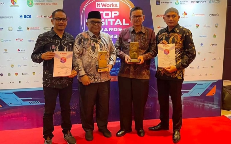 Pemko Dumai Berhasil Raih Top Digital Award 2023, penghargaan diterima Sekda Dumai Indra Gunawan dan Kadiskominfotiksan Dumai Khairil Adli di Jakarta (foto/bambang)