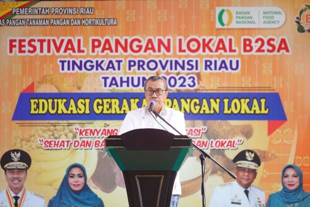 Gubri Syamsuar membuka Festival Pangan Lokal atau Lomba Cipta Menu B2SA (foto/int)