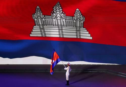 Vietnam menurunkan bendera SEA Games dan memberikannya kepada Kamboja. 