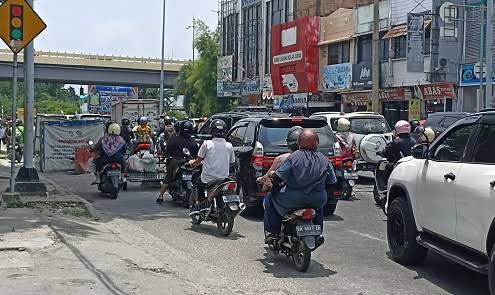 Jalan Pekanbaru rusak akibat galian proyek.(foto: dok/halloriau.com)