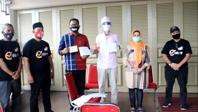 Bupati Suyatno didampingi Istrinya Hj Wan Mardiana menunjukkan tanda bukti pemilih setelah petugas melakukan Coklit di kediamannya, di Jalan Madrasah, Bagansiapiapi.