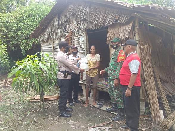 Penyerahan bantuan untuk masyarakat kurang mampu dan terdampak Covid-19 di Kabupaten Kepulauan Meranti 