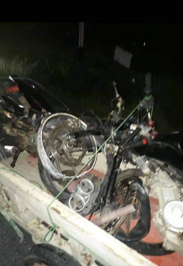 Dua sepeda motor korban tabrakan di Jalan Perumbi, Kamis (12/5/2022) malam terlihat hancur dan mengakibatkan salah seorang pengendaranya meninggal dunia.