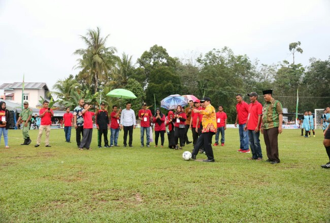 Bupati Sukiman membuka olah raga mini soccer Cup I di Dusun Gelumbang Desa RTH, Kecamatan Rambah, yang diikuti sekitar 114 club dari Rohul, Kampar dan Padang Lawas Sumut.