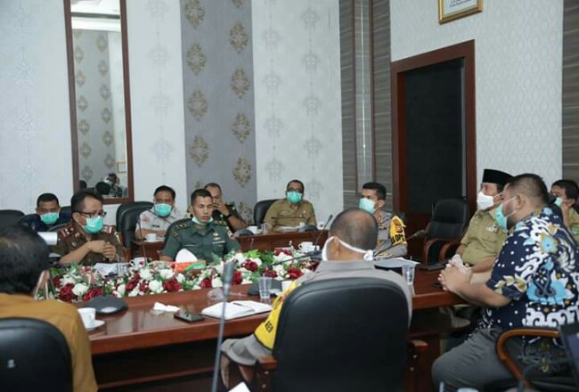 Bupati Sukiman bersama Sekda dan pejabat Forkompinda, melaporkan progres penanganan COVID-19 ke Gubri saat  Vicon dengan Bupati/Walikota beserta Forkopimda se-Riau.