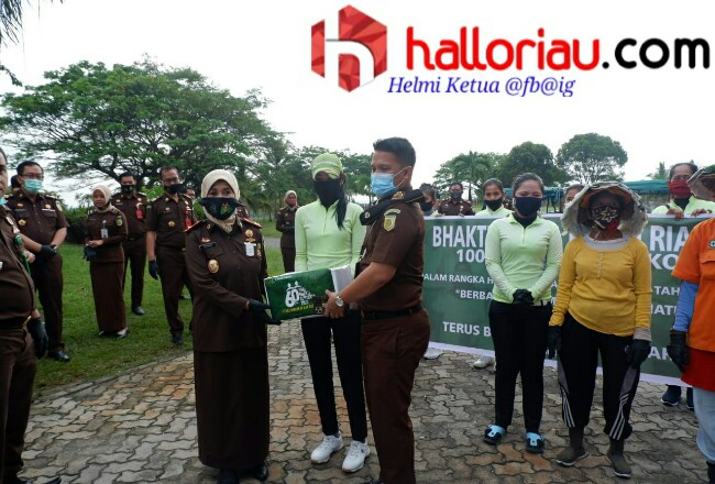 Penyerahan bantuan dari Kejati Riau.