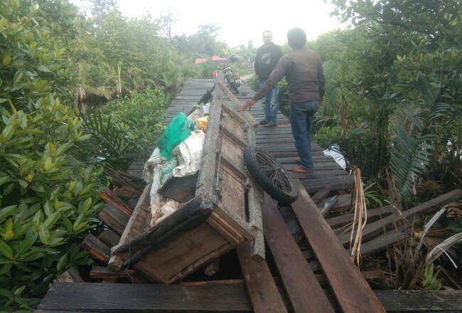 Begini kondisi Jembatan Sungai Dedap yang terlihat semakin hancur.