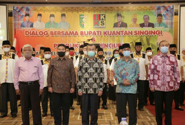 Gubri Syamsuar saat menghadiri pengukuhan pengurus IKKS Pekanbaru. 
