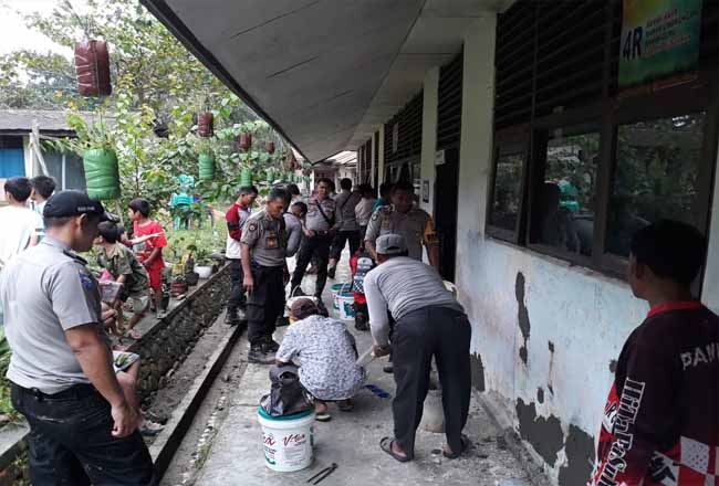 Kapolres Rohul AKBP Dasmin Ginting dan para perwira lainnya serta jajarannya, lakukan renovasi di SDN 024 Rokan IV Koto, sebagai bentuk kegiatan sosial Peduli Pendidikan di Rohul.