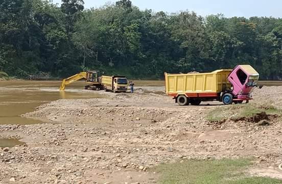 Satu unit alat berat ekscavator diduga tengah melakukan aktivitas galian C secara ilegal di Sungai Kuantan di Desa Tanjung Kecamatan Hulu Kuantan.
