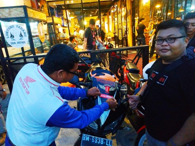Instruktur Safety Riding Honda wilayah Riau daratan, Steven menempel stiker Cari Aman di sejumlah sepeda motor Bikers yang akan mengikuti HBD Nasional di Ambarawa Kabupaten Semarang, Jateng 30 November 2019.