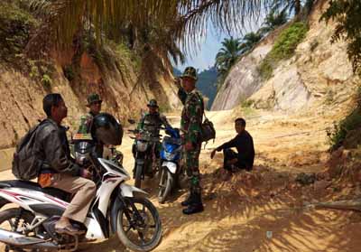 Satgas Gabungan menyisir wilayah Desa Balung Kecamatan XIII Koto Kampar Kabupaten Kampar.