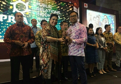 Dewan Juri PR Indonesia Awards, Magdalena Wenas,  menyerahkan piala ke Lirik Field Manager Pertamina EP Asset 1, Tedjo Sumantri.