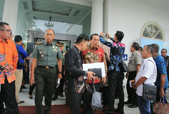 Bupati Sukiman, menghadiri Rakornas penaggulangan Karhutla yang dipimpin Presiden RI Jokowi dihadiri Gubenur dan kepala daerah se Indonesia, di Istana Negara, Jakarta.