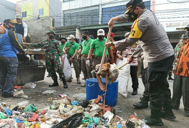 Polda Riau usut kasus sampah yang menumpuk.