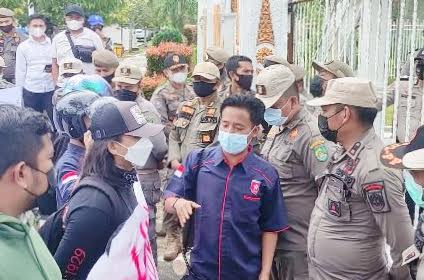 Puluhan massa Himarohu Riau aksi damai di depan pintu masuk kantor Bupati Rohul.