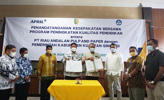 Penandatanganan MoU oleh Bupati Kuansing, Andi Putra, Plt Kepala Dinas Dikpora, Masrul Hakim dengan Manajemen RAPP yang diwakili oleh General Manager Stakeholder Relations (GM SHR) RAPP, Wan Mohd Jakh Anza.