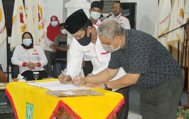Ketua KONI Kabupaten Bengkalis Darma Firdaus S menandatangani MoU antara KONI Kabupaten Bengkalis dengan Perguruan Tinggi Politeknik Negeri Bengkalis.