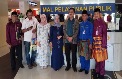Walikota Malaka (tiga dari kanan) foto bersama di depan resepsionis atau meja informasi MPP Pekanbaru.