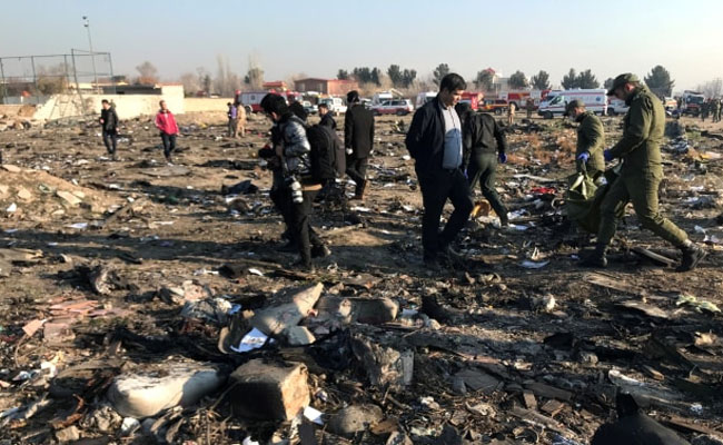 Sejumlah petugas menyisir lokasi jatuhnya pesawat Ukraina International Airlines di Iran.