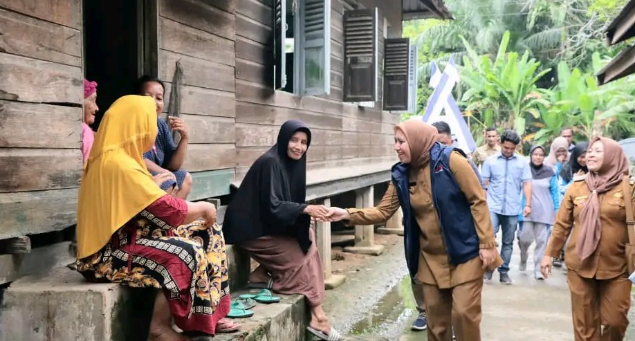 Bupati Rezita menyapa warga di tiga desa di Kecamatan Rengat (foto/andri)