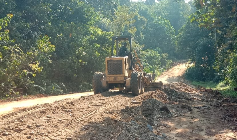 Pengerasan badan jalan di Desa Balung Kecamatan XIII Koto Kampar Kabupaten Kampar menggunakan alat berat.