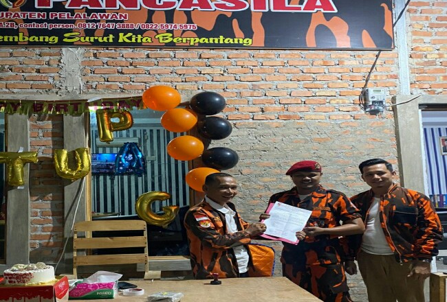 Ketua MPC Pemuda Pancasila Pelalawan didampingi Sekjen MPC PP, Jupri SE, menyerahkan surat mandat Dan Koti pada Andre Winata, yang menjabat sebagai Dan Koti Pelalawan. 