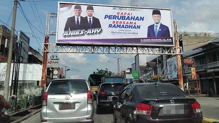 Simpatisan Demokrat di Riau copot baliho Anies-AHY.(foto: rinai/halloriau.com)