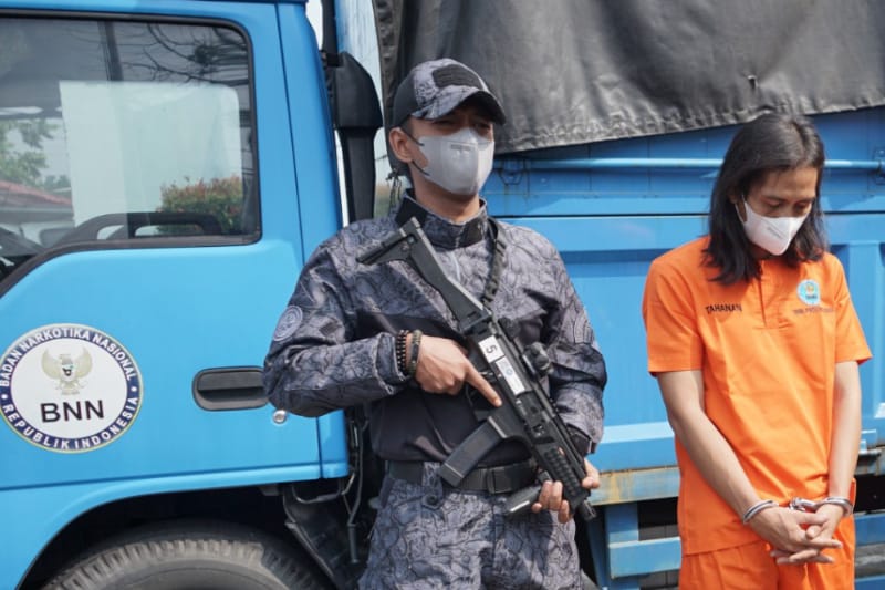 Tim BNNP Riau menangkap RS di rumahnya (foto/int)