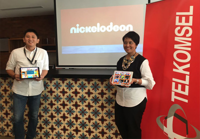  GM Video Telkomsel Eriek Lukito dan Vice President Nickelodeon Asia Viacom International Media Networks Syahrizan Mansor menunjukan konten Nickelodeon Play