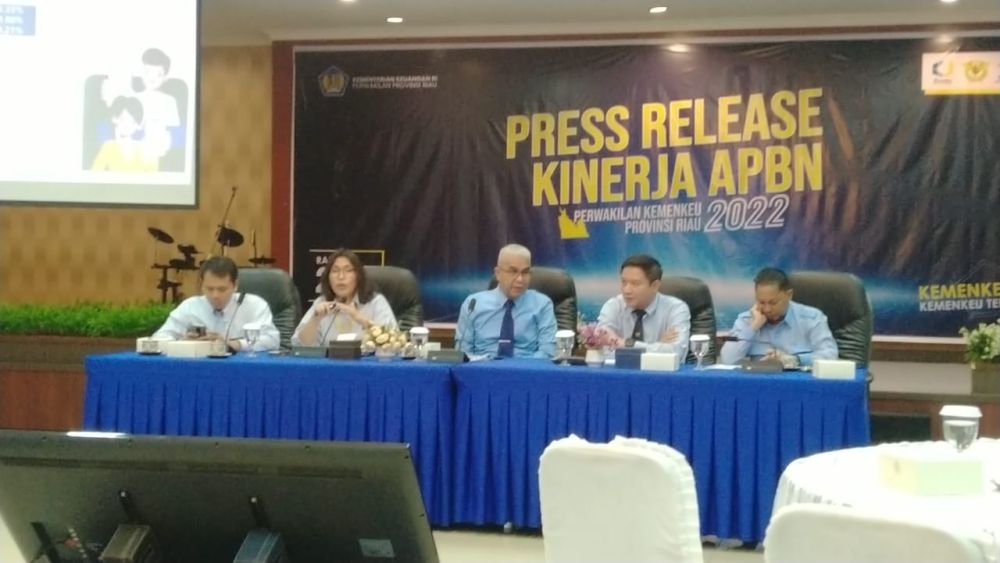 Kakanwil DJPb Riau, Ismed Syaputra saat pers rilis realisasi APBN Riau.(foto: mcr)