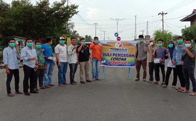  Panwaslu Kecamatan Rambah Hilir, bagi bagi 1.000 masker gratis ke warga, sebagai bentuk kepedulian dalam mengantisipasi virus Corona