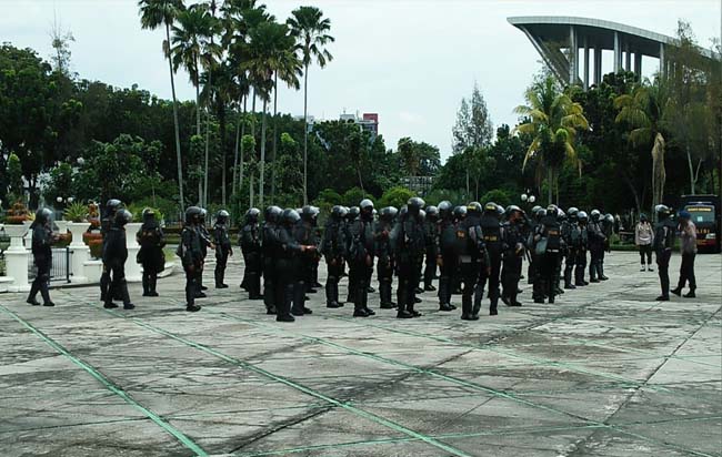 Aparat siaga di kantor Gubernur Riau.