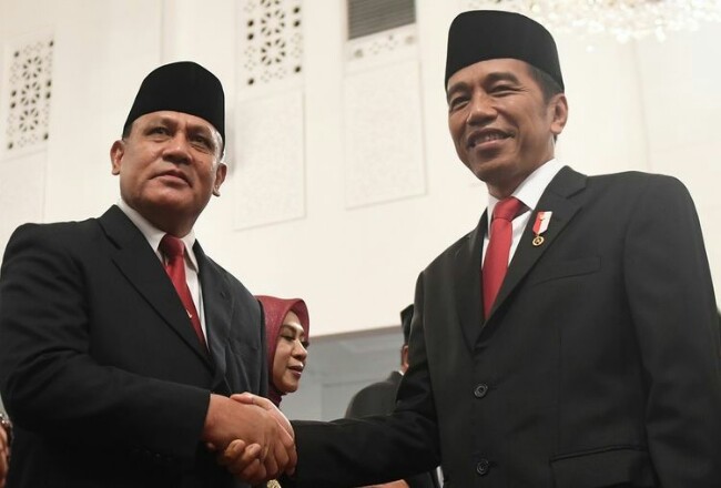 Presiden Joko Widodo (kanan) berjabat tangan dengan Ketua KPK Firli Bahuri (kiri).