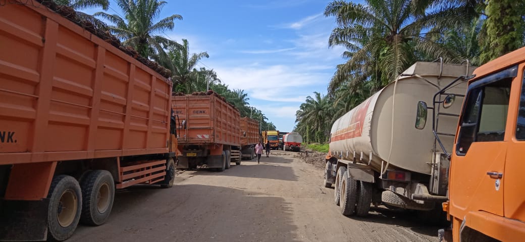 Sejumlah kendaraan besar terjebak di jalan Provinsi Riau yang rusak sepanjang 2 km di kawasan Desa Mahato, Tambusai Utara