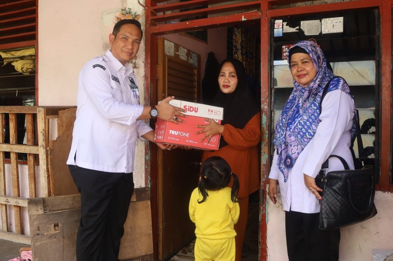 Kepala Bapenda Pekanbaru, Alek Kurniawan serahkan bantuan anak stunting di Kelurahan Pesisir (foto/rahmat)