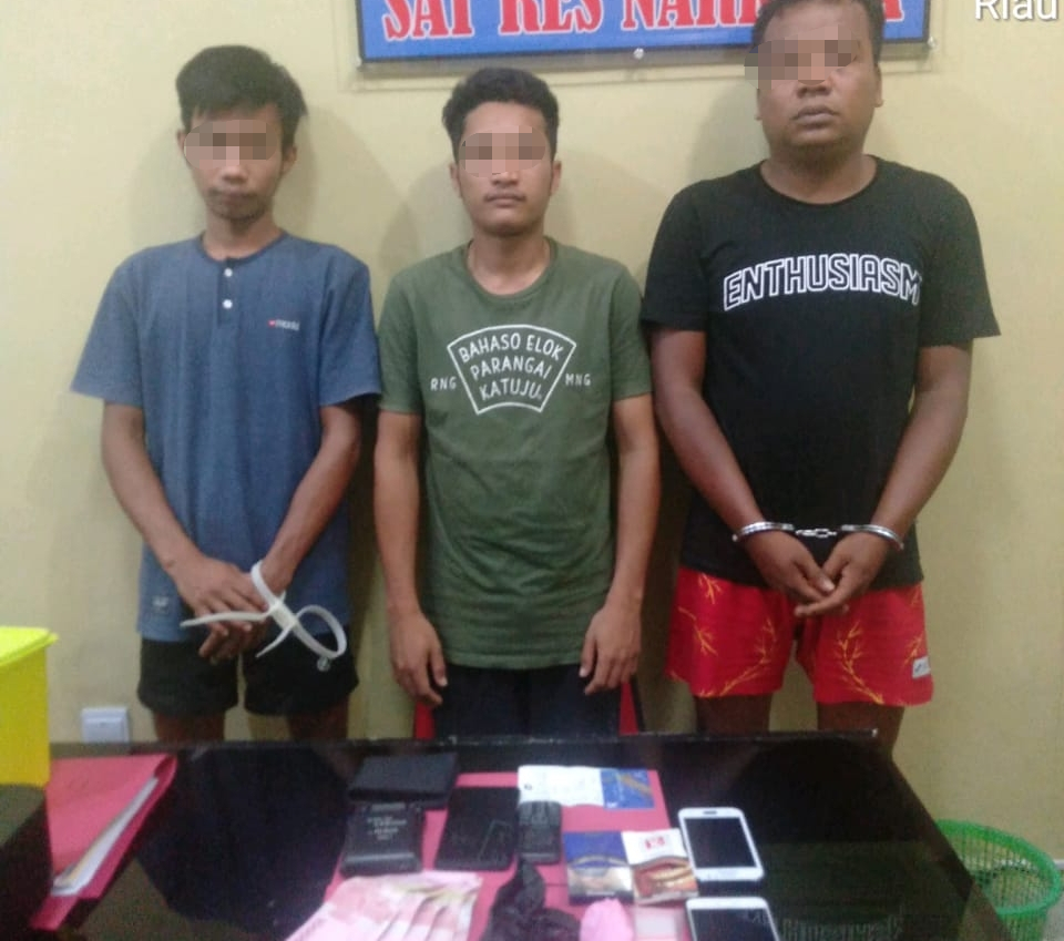 Tiga pelaku narkoba warga Dusun Pintu Angin, Kecamatan Rambah, yang diamankan Polisi karena diduga terlibat pemyalahgunaan narkotika jenis sabu sabu.
