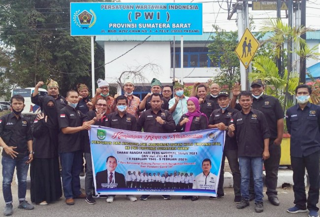Pengurus dan anggota PWI Kabupaten Rohul, gelar silaturrahmi ke kantor PWI Sumatera Barat, dan juga berbagai kegiatan Baksos lainnya.
