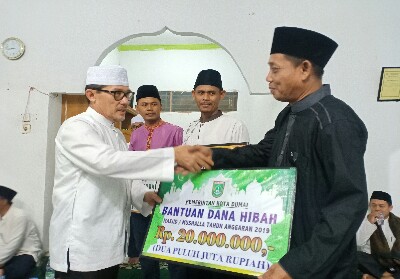 Walikota Dumai Drs H Zulkifli AS MSi menyerahkan bantuan ke rumah ibadah melalui kegiatan Safari Ramadan.