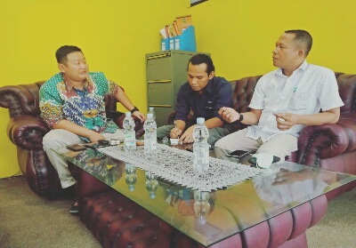 Ketua semantara DPRD Inhu Daniel Eka Perdana didampingi rekan anggota DPRD Inhu Suwardi Ritonga SE kepada wartawan menjelaskan proses kerja pembentukan alat kelengkapan dewan priode 2019-2024.