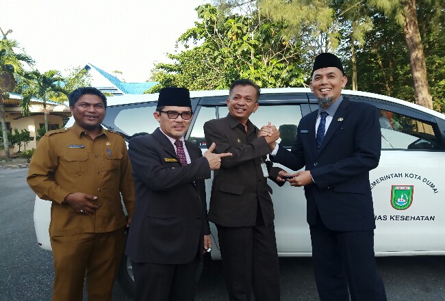 H Paisal mengembalikan mobil dinas yang diserahkan kepada Plt Kepala Dinas Kesehatan Syahrinaldi disaksikan Walikota Dumai Drs H Zulkifli AS MSi. 