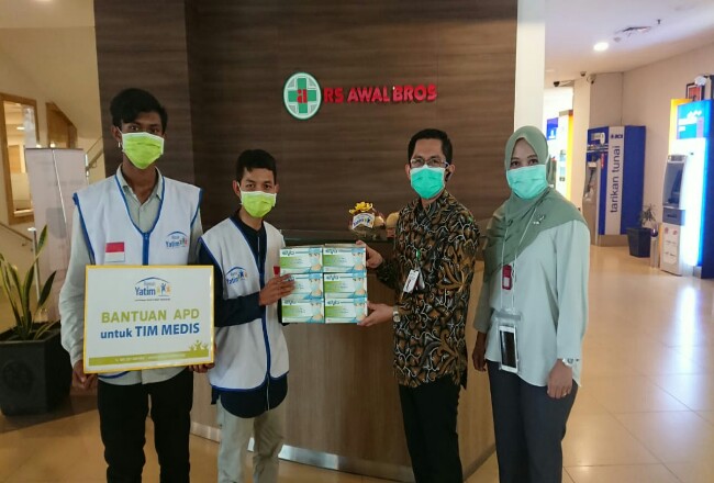 Penyerahan bantuan dari Rumah Yatim ke RS Awal Bross Pekanbaru. 