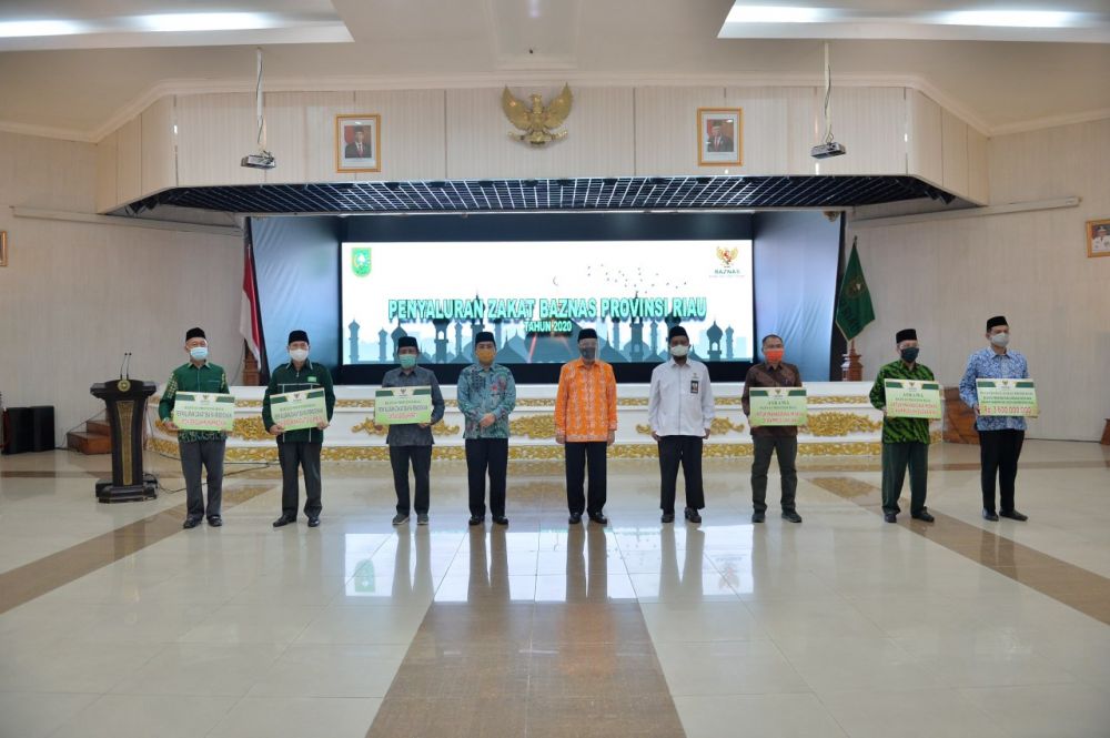 Penyaluran dana zakat oleh Badan Amil Zakat Nasional (Baznas) Provinsi Riau tahun 2020 di Gedung Daerah Balai Serindit, Kamis (29/10/2020).