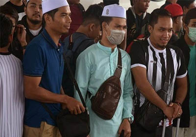 Mahasiswa Malaysia dipulangkan dari Riau ke negara asal. FOTO: Antara