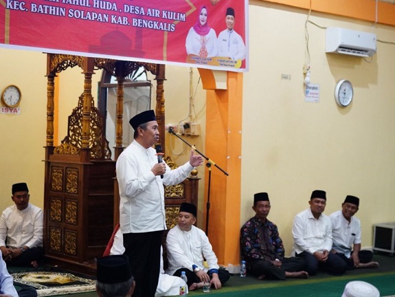 Gubernur Riau H Syamsuar menyampaikan sambutan saat agenda Safari Ramadan 1444 Hijriyah di Masjid Miftahul Huda, Desa Air Kulim, Kecamatan Bathin Solapan, Kabupaten Bengkalis, Riau, pada Jumat (31/03/2023) malam.