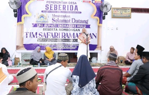 Bupati Inhu diwakili Asisten Administrasi Umum, Erlina Wahyuningsih Safari Ramadan di Masjid Nurul Yaqin (foto/andri)