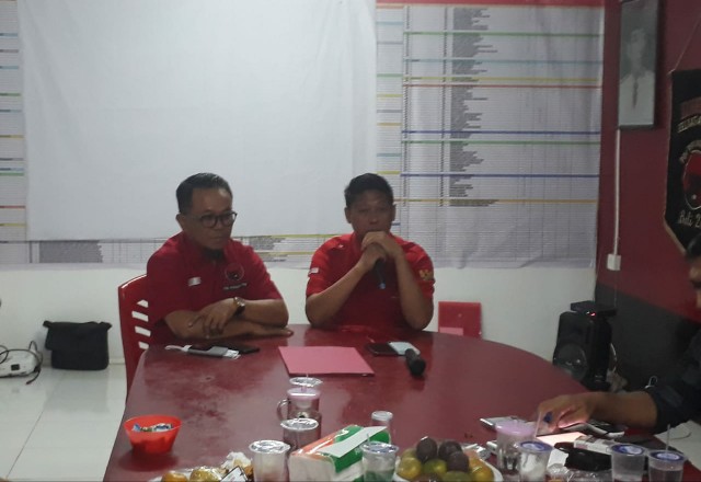 Ketua DPC PDIP Pelalawan Syafrizal, SE, didampingi Sekretaris DPC PDIP Kabupaten Pelalawan memberikan penjelasan kepada media.