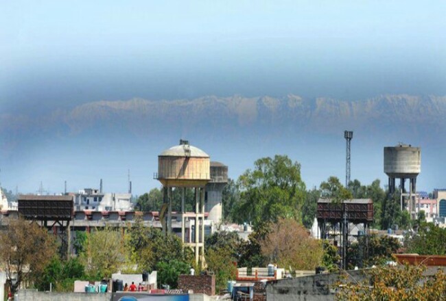 Himalaya kini bisa terlihat di Jalandhar, India Foto: CNN
