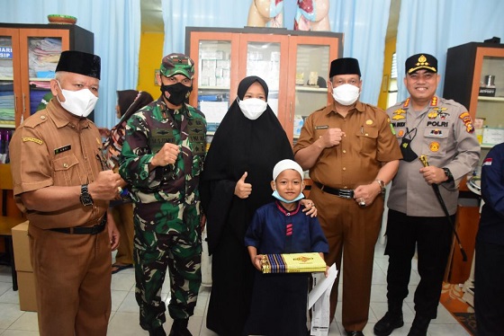 Danrem 031 Wira Bima, Brigjen TNI M Syech Ismed  meninjau sunatan massal yang digelar di SMA 8 Pekanbaru